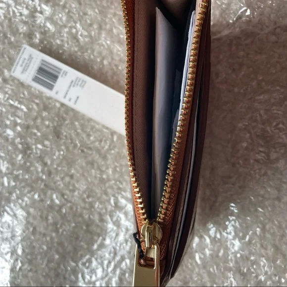 Marc Jacobs Leather Zip Top Wallet in Smoked Almond Size 3.5” L x 5” W x .5” D - Picture 10 of 13